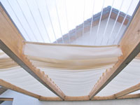 Innenbeschattung mit Sonnensegeln in Seilspanntechnik Terrassenueberdachung